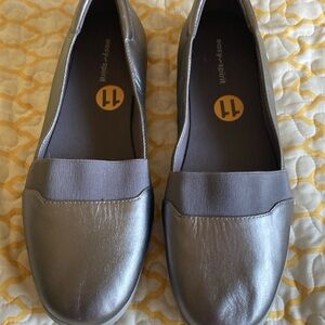New cute Pewter metallic Easy Spirit flats NWT